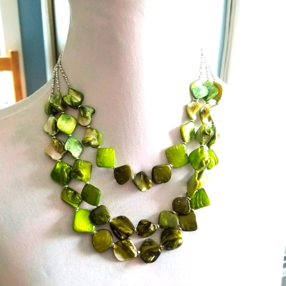 NY & Co green shell necklace boho silver bead New York and Company